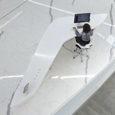 White reception desk at a business centre made of acrylic solid surface / fabricator: Gforma