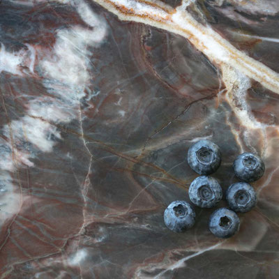 Raudonas marmurinis stalas su baltomis gyslomis