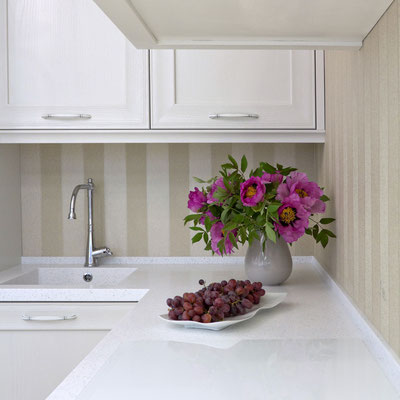 White solid surface worktop with a low curb and integrated sink / fabricator: Gforma