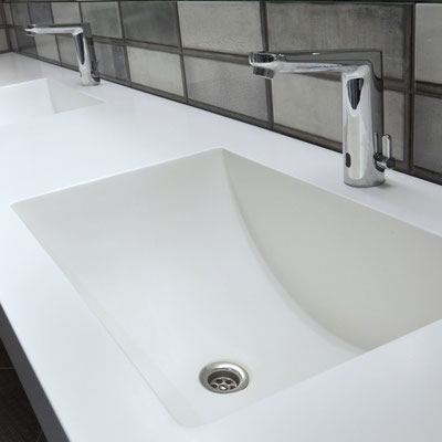 Hanging bathroom vanity with two integrated washbasins at a WC fabricated from Corian Designer White 