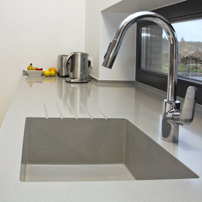 Vientisas virtuvės stalviršis-palangė iš akrilinio akmens su įmontuota plautuve / gamintojas - Gforma
