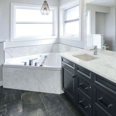 Light grey vanity and bathtub decoration in Sodostone engineered quartz