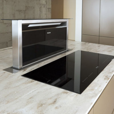 Kitchen island in acrylic stone with built-in hob and extractor / fabricator: Gforma