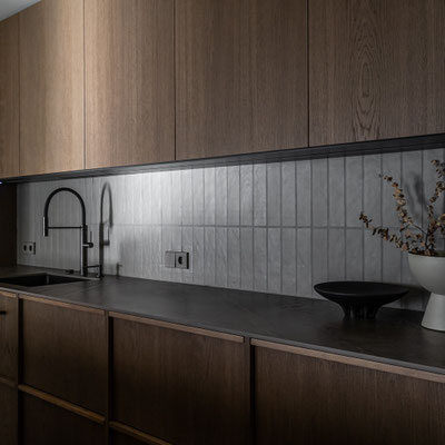 Stalviršis iš tamsaus presuoto akmens Dekton