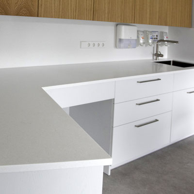 Higieniškas laboratorijos stalviršis su sienele iš Corian akmens 