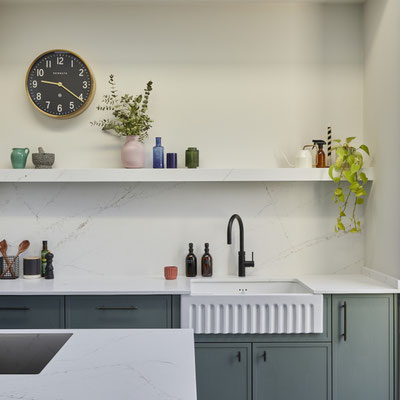 Atvira virtuvės lentyna virš stalviršio iš Silestone kvarcinio akmens