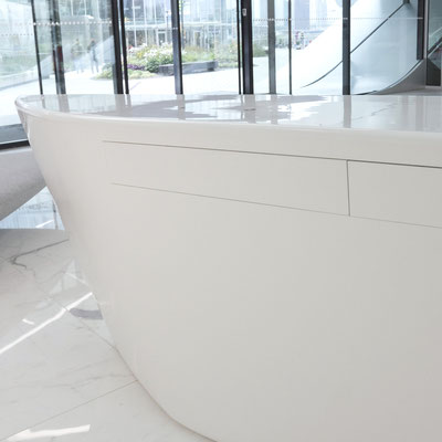 Exclusive design reception desk with curvy shapes amade from solid surface / fabricator - Gforma