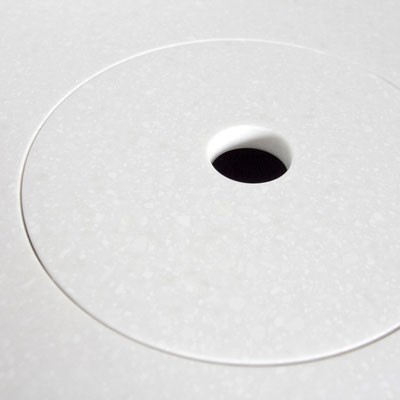 Rubbish bin lid integrated into countertop