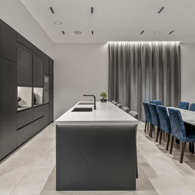 Baltas lietas salos stalviršis iš Corian Glacier White su integruotu LED apšvietimu