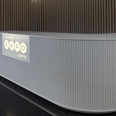 White solid surface reception of round shapes with translucent logo / fabricator - Gforma