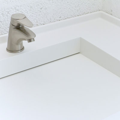 White minimalistic acrylic solid surface washbasin integrated in the bathroom vanity / fabricator: Gforma