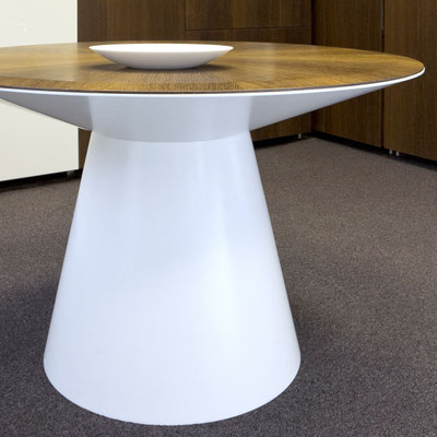 Stalo pagrindas-koja iš lieto akrilinio akmens Corian 