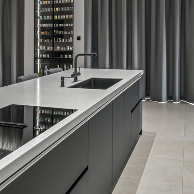 Virtuvės sala su Corian Glacier White akrilinio akmens stalviršiu, kuriame įmontuotas apšvietimas