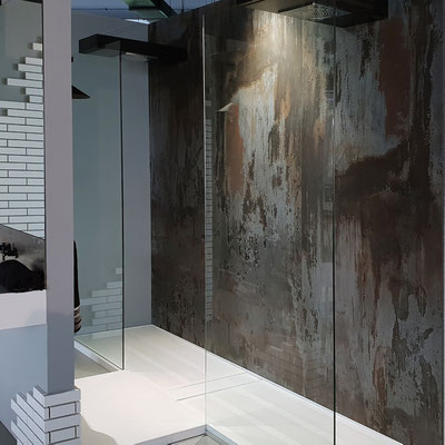 Shower wall clad in sintered stone panels with rustic pattern