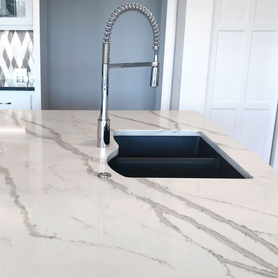 Kitchen island topped with white veiny marble