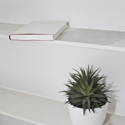 Shelves made of Laminam porcelain