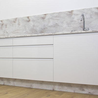 Virtuvės baldai su lieto akrilinio akmens stalviršiu, sienele ir cokoliu / gamintojas: Gforma