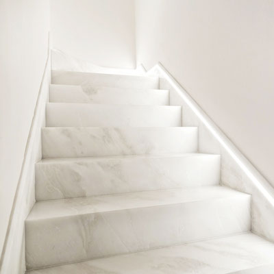 Balti marmuriniai laiptai