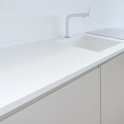 White solid surface kitchen worktop with integrated sink and splashback / gamintojas - Gforma
