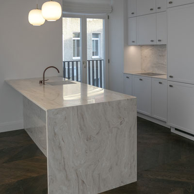 Kitchen island, countertop and splashwall from warm colored acrylic solid surface / fabricator: Gforma