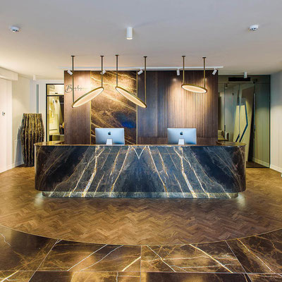 Reception desk and decorative wall behind it fabricated from Bronze Fantasy marble / fabricator - Arsenalas