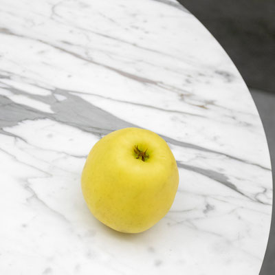 Round marble coffee table in white and grey