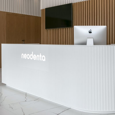 Odontologijos klinikos registratūra iš lieto akrilinio akmens Corian