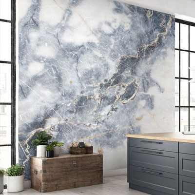 Marmurinė siena su melsvai pilku piešiniu, primenančiu debesis