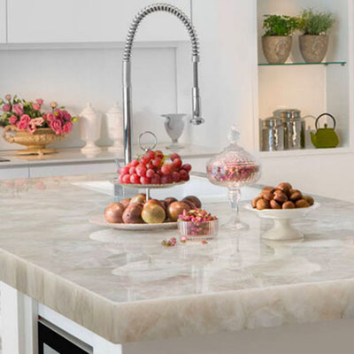 Cream colored quartzite worktop in the kitchen