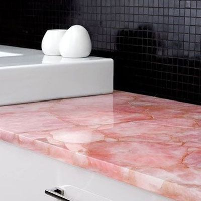 Peršviečiamas rožinio kvarcito stalviršis vonioje