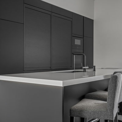 Salos stalviršis iš Corian Glacier White lieto akmens su apačioje integruota LED juosta 