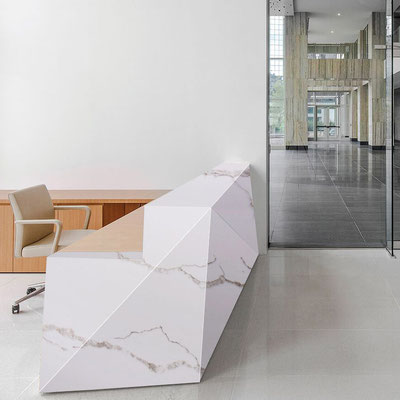 Baltas registratūros stalas verslo centre  iš Sodostone kvarcinio akmens
