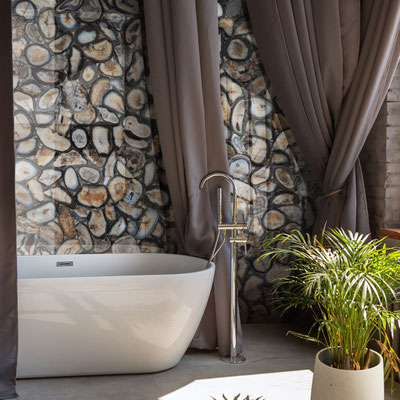 Bathroom splash wall fabricated from semi-precious Umbra Light agate slab 