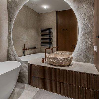 Vonios stalviršis iš šviesaus Dekton presuoto akmens