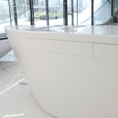 Registratūra iš balto akrilinio akmens corian verslo centre
