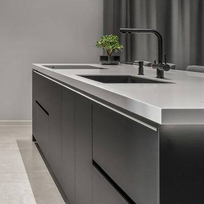 Virtuvės sala su baltu lietu stalviršiu iš Corian Glacier White, kuriame įmontuota šviečianti LED juosta 