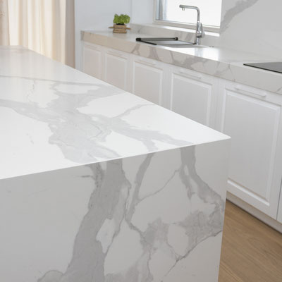 Kitchen worktop, splash back and island in Laminam 