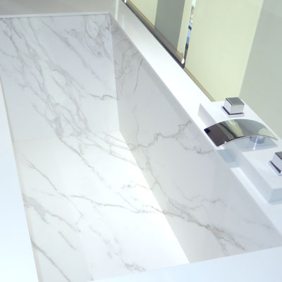 Quadrangle bathtub fabricated from Neolith Calacatta sintered stone