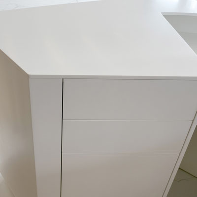 Medicinos klinikos registratūra iš lieto akmens Corian su integruotais stalčiais