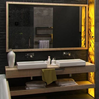 Decorative onyx wall in the bathroom 