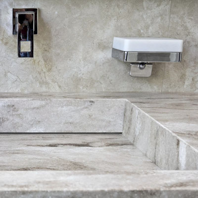 Bathroom vanity top with integrated sink in acrylic stone, matching the ceramic tile wall / fabricator: Gforma