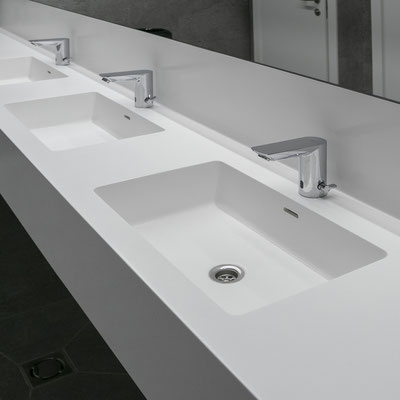 Twin washbasin with high curb in acrylic stone for business centre wc / fabricator: Gforma