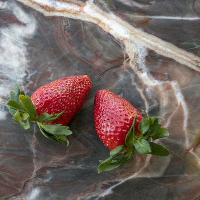Raudonas marmurinis stalviršis su baltomis ir pilkomis gyslomis