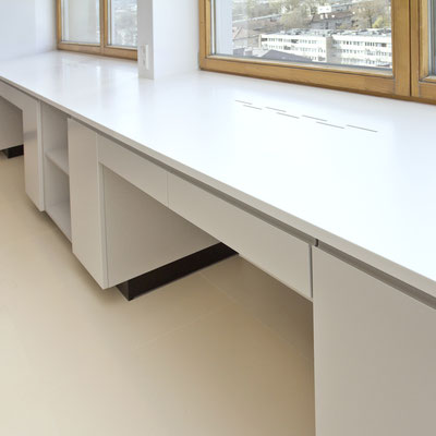 Plati palangė iš balto akrilinio akmens sumontuota ant svetainės baldų / gamintojas - Gforma