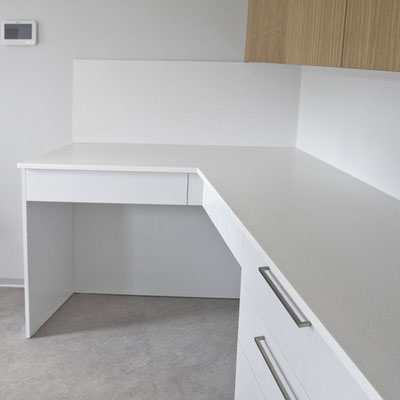 Laboratory desk from acrylic solid surface at a dental clinic / fabricator: Gforma