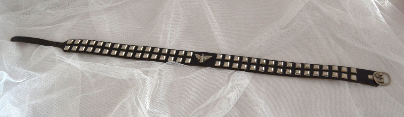 Nietengürtel. Leder schwarz. Breite 3 cm, Länge 55,5 cm, Gesamtlänge 66 cm.