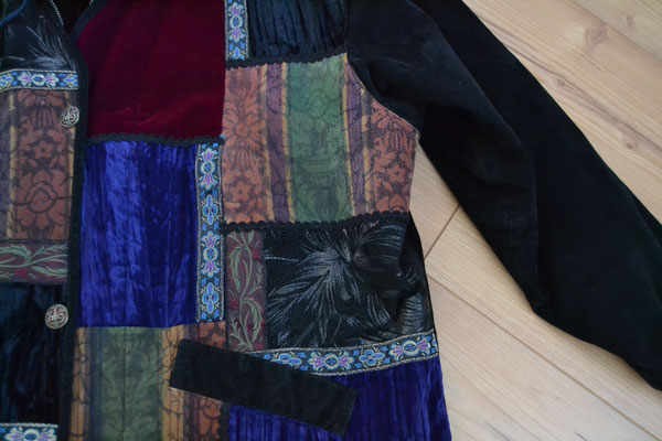 Wildlederjacke schwarz-bunt mit Kapuze