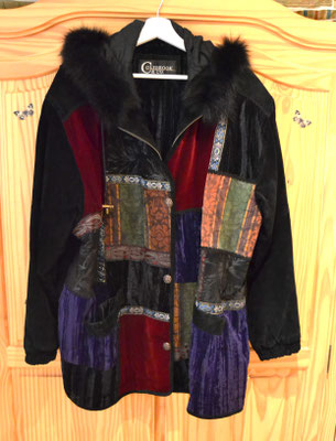 Wildlederjacke schwarz-bunt mit Kapuze
