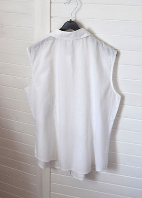 Bluse weiß, ärmellos mit Rüschen