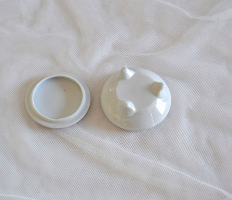 Kleine Porzellandose mit Deckel